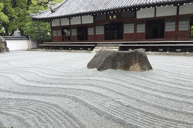 This is Jotenji Temple in Fukuoka City. The Japanese dry landscape garden, made up of pebbles and rocks, is called Sentotei.