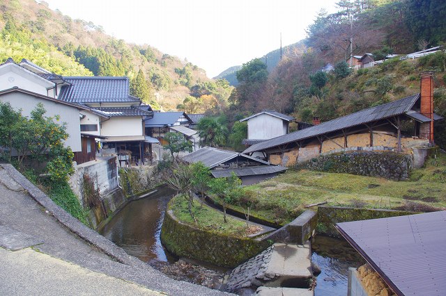 This is the village of Onta, Oita, Japan, where Onta Ware is made. A stream runs through the center of the village, and there are Onta Ware workshops, Japanese houses, and an ascending kiln.