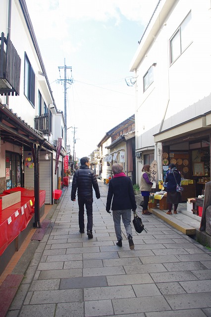 This is a narrow, stone-paved street in Mameda Town, Hita City, Oita Prefecture, Japan. Old houses with white walls line the street, making you feel as if you have slipped back in time to the past.