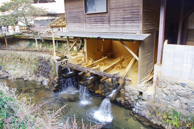 This is the village of Onta, Oita, Japan. A mortar using river water flow is crushing the soil. This mortar is called Karausu, and is a unique sight in Onta.