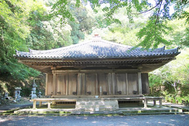 This is Fukiji Temple Odo, designated as a national treasure, located on the Kunisaki Peninsula in Oita, Japan. The pyramid-shaped roof of the Fukiji Temple Odo, called hogyo-zukuri, matches the surrounding trees.