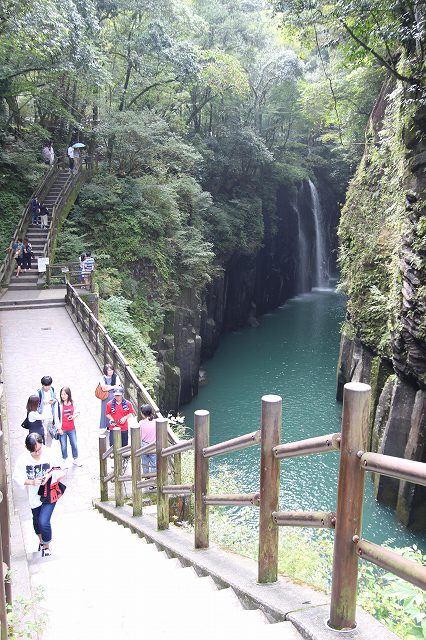 This is Manainotaki Falls, the highlight of Takachiho. The mysterious waterfall can be seen from the trail along the gorge.