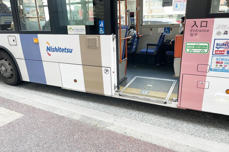 This is a photo of a low-floor bus used in urban areas in Japan. The ramps are not automatic. The bus driver manually sets up a ramp to help wheelchair users get on and off the bus.