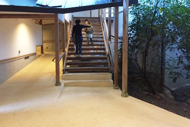 This is the corridor in a Japanese inn that is universally accessible. Instead of using the stairs, you can use the slope or elevator to move to the upper floors.