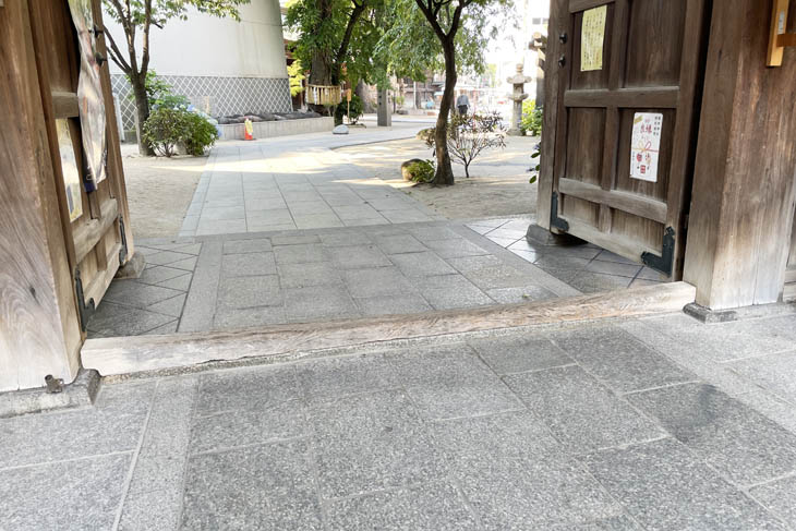 Shrines and temples in Japan have gate thresholds. Shrines and temples that are not equipped with barrier-free facilities make it difficult for wheelchairs to enter.