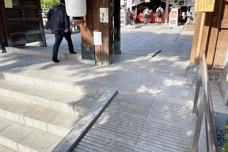 Shrines and temples in Japan have a threshold at the gate. This shrine is equipped with barrier-free facilities, so anyone can enter.