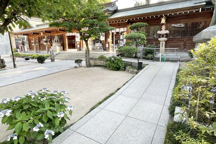 The barrier-free ramp at the entrance of the shrine.