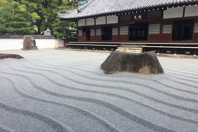 This is a picture of Jotenji Temple in Fukuoka City. The Japanese dry landscape garden, made up of pebbles and rocks, is called Sentotei. This photo is also linked to the website of Fukuoka Walks.