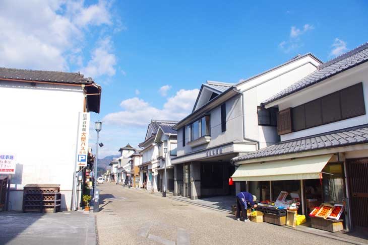 This is Mameda-uwamachi Street in Mameda Town, Hita City, Oita Prefecture, Japan. Old houses with white walls line the street, making you feel as if you have slipped back in time to the past.