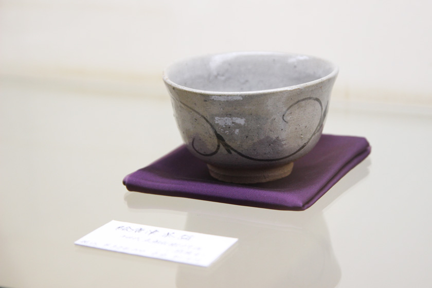 This is a picture of a tea bowl made of Karatsu ware, a type known as Egaratsu.