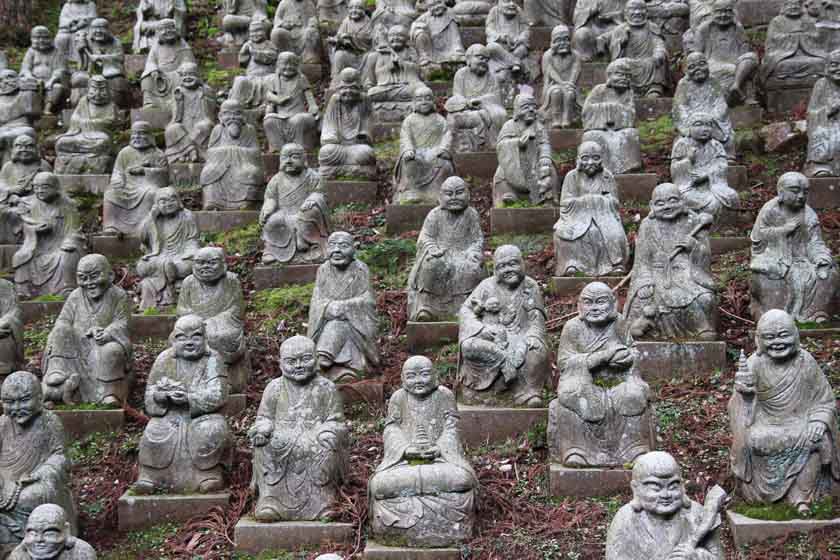 There are many Buddha statues lined up on the slope. Each one has a different expression on its face. This is called five hundred statues of arhats (Gohyakurakan zo), and it is located at Raizan Sennyoji Temple in Fukuoka.