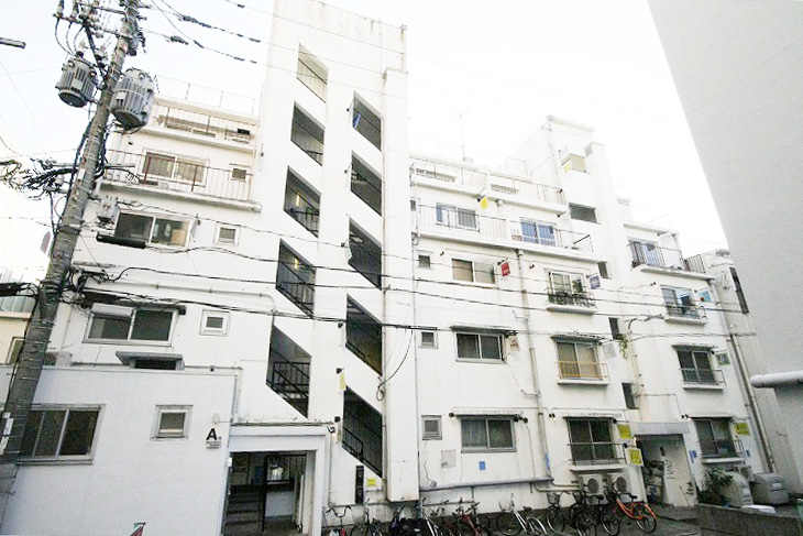 The picture of the Reizenso building which Trip Insight Corp. is located in. The building is a five-story white building that was renovated from a former apartment complex.