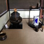 On the tatami mats of the tea room, there are tools used in the tea ceremony, such as kettle, ladle, tea container, water container, tea whisk, etc.