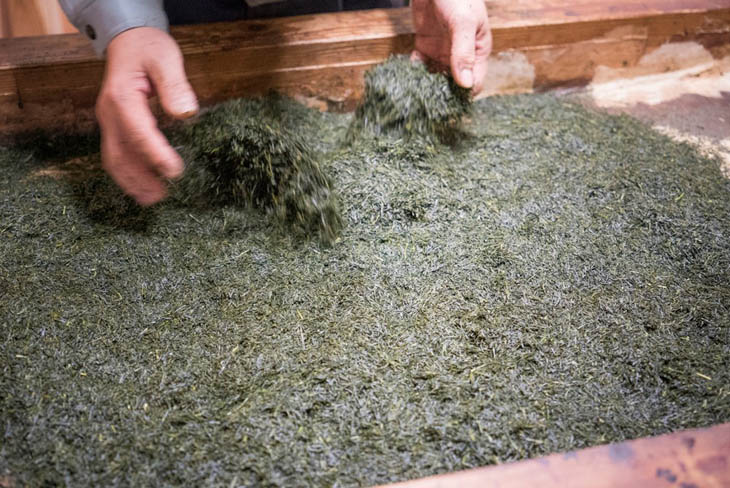 A photo of Yame tea being roasted in a unique way at Yabe Konomi-honke that is a green tea specialty wholesale store.